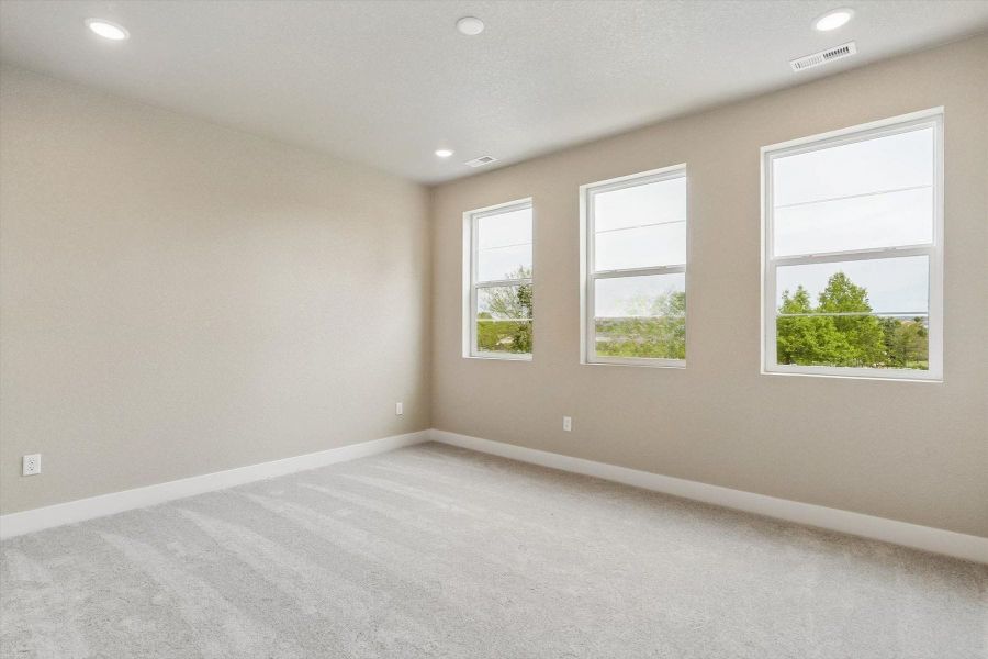 Spacious, unfurnished interior of a new home in Pony Park, Colorado Springs (Image 16).