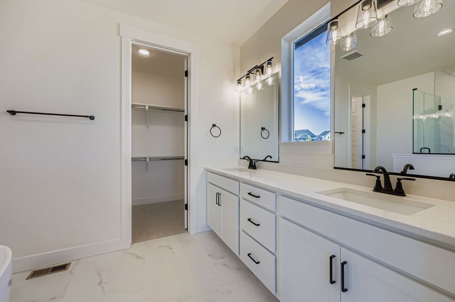 8451 Dines - Primary Bathroom