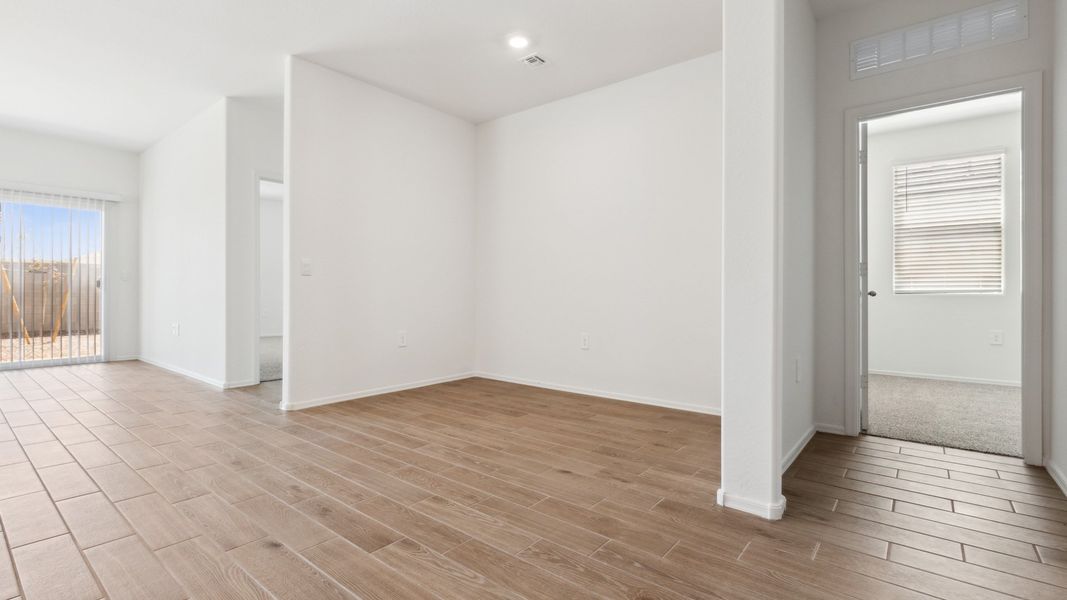 Spacious, unfurnished interior of a new home in Rio Rancho Estates, Wittmann (Image 18).