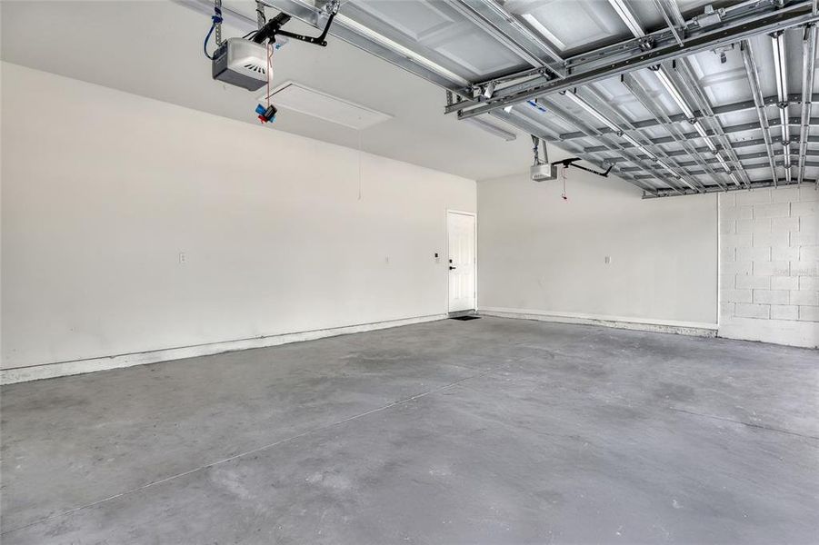 Spacious, unfurnished interior of a new home in , Palm Bay (Image 39).