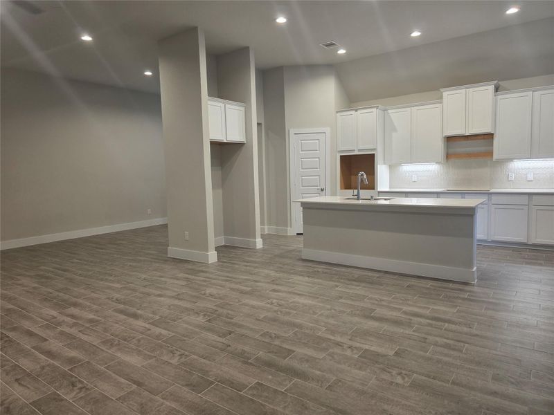 Spacious, unfurnished interior of a new home in Barton Creek Ranch, Conroe (Image 33). Spacious, unfurnished interior of a new home in Barton Creek Ranch, Conroe (Image 33).