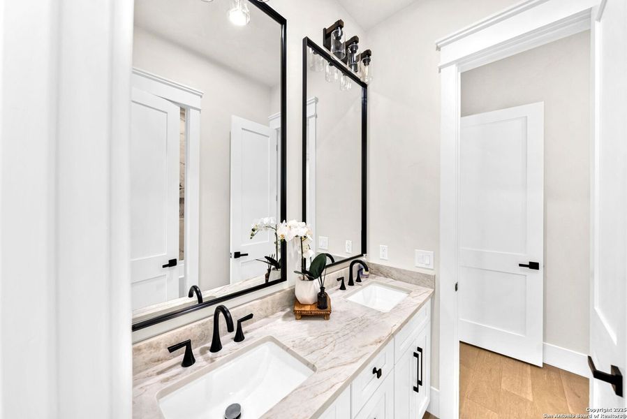 Furnished interior view inside a new home in , Bandera (Image 10).