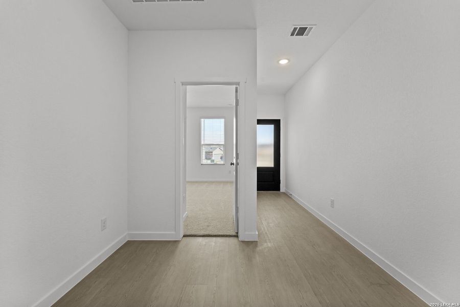 Spacious, unfurnished interior of a new home in Grace Valley, Cibolo (Image 21).