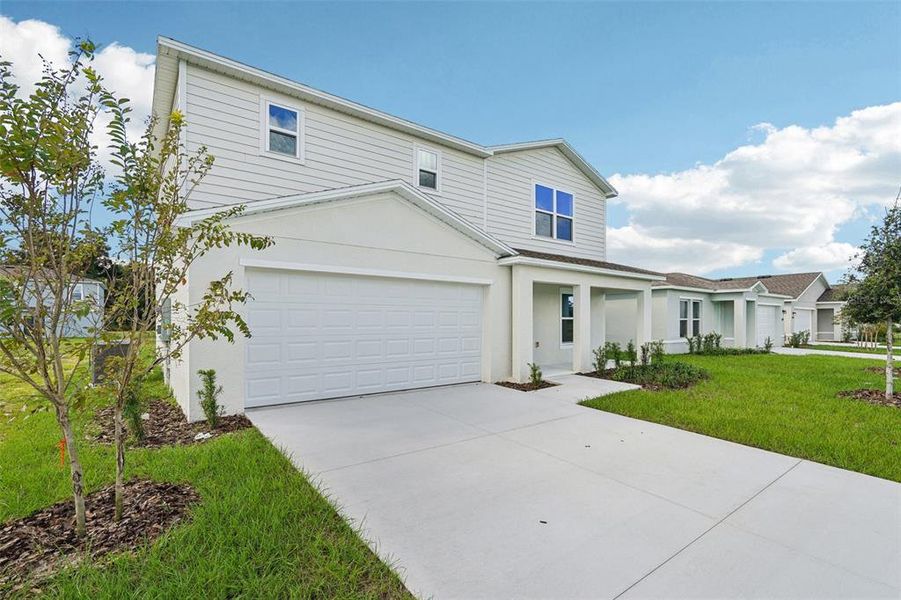 Exterior details and patio area of a home in West Oak, Ocala (Image 8).