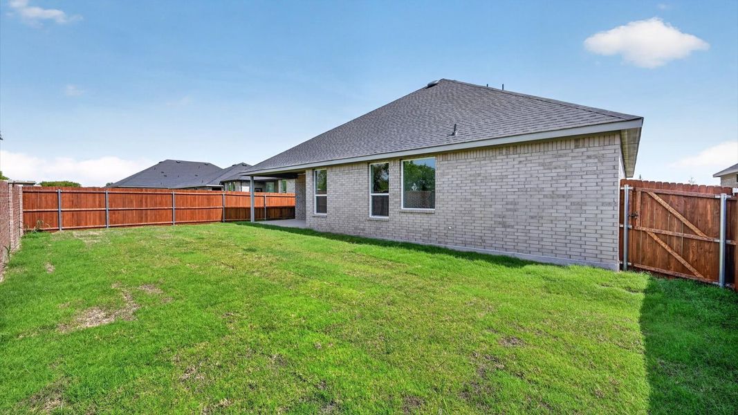 Exterior details and patio area of a home in Lakeview Pointe, Grand Prairie (Image 17).