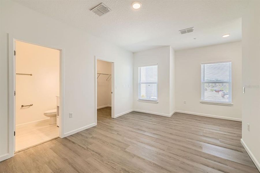 Spacious, unfurnished interior of a new home in , Orlando (Image 23).
