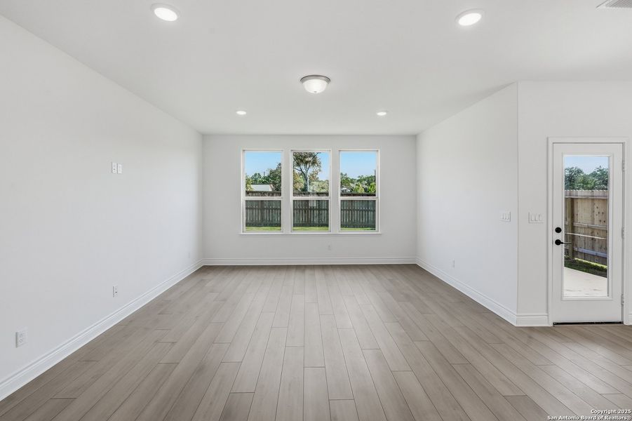 Spacious, unfurnished interior of a new home in Davis Ranch, San Antonio (Image 26).