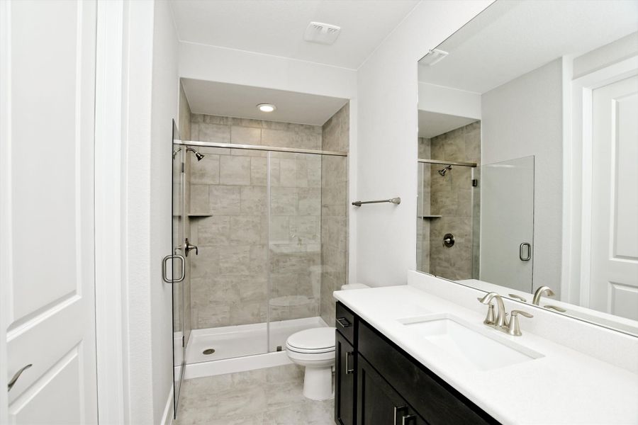 Representative furnished interior of a home built from the Vanderpool II by Giddens Homes in Whispering Wind, Bertram (Image 18).