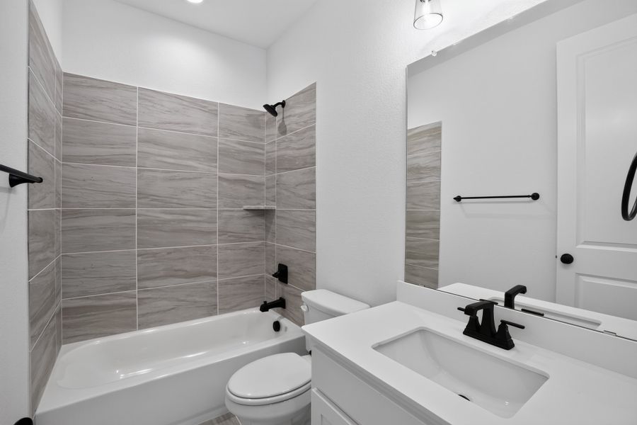 128 Buffalo - Full Bathroom