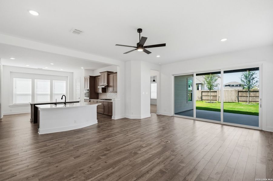 Spacious, unfurnished interior of a new home in Prominence Urban, San Antonio (Image 29).