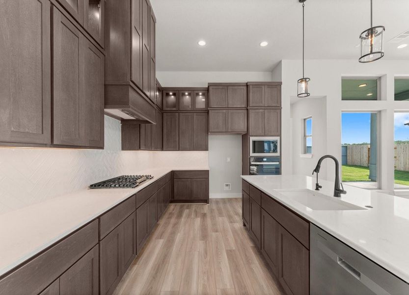 Built-in Gas Cooktop and Lots of Counterspace Built-in Gas Cooktop and Lots of Counterspace