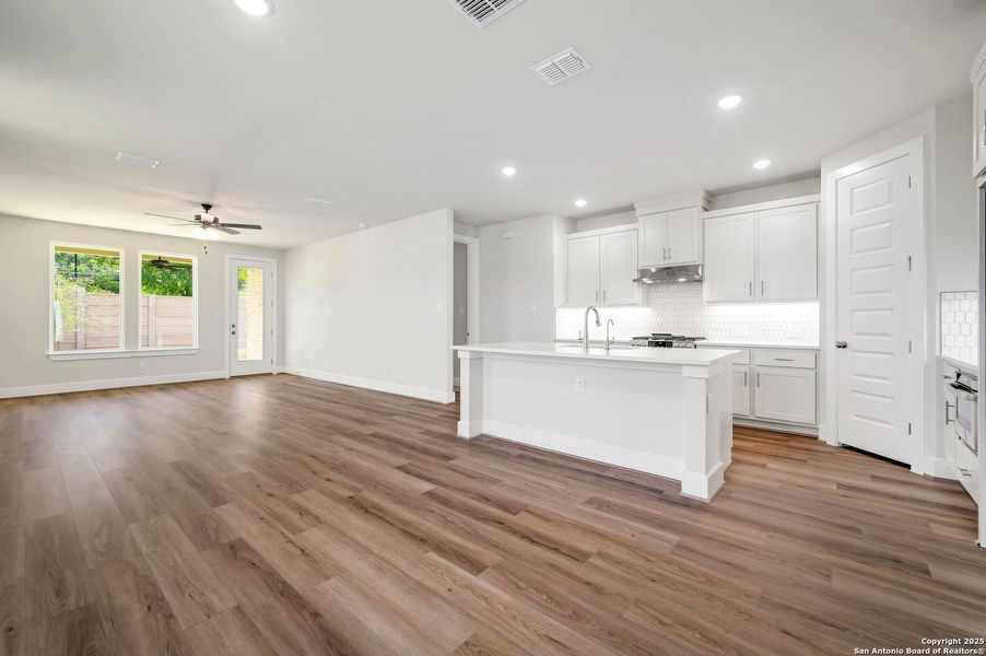 Spacious, unfurnished interior of a new home in Crown Ridge Manor, San Antonio (Image 12).