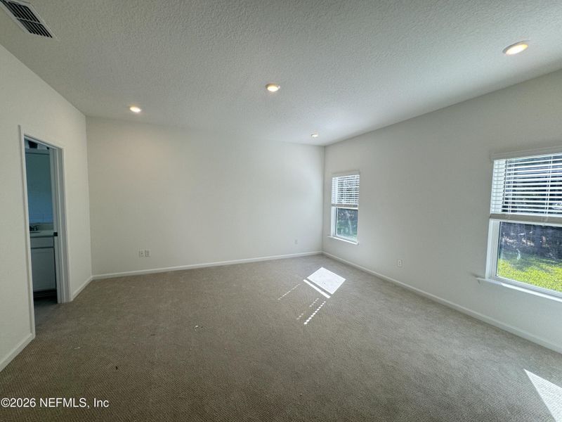Spacious, unfurnished interior of a new home in Hyland Trail, Green Cove Springs (Image 25).