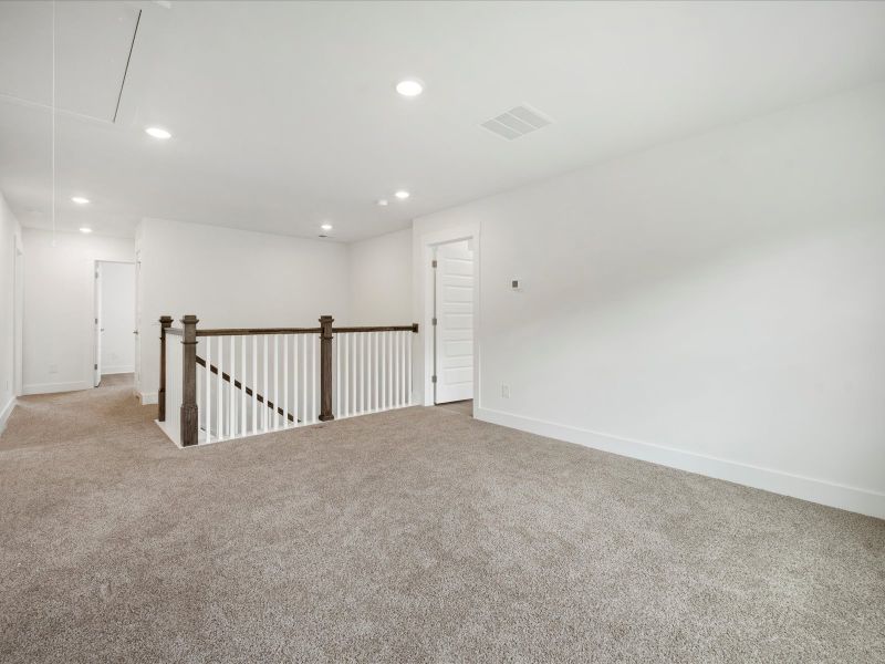 Spacious, unfurnished interior of a new home in The Coves at Lakes of Cane Bay, Summerville (Image 29).