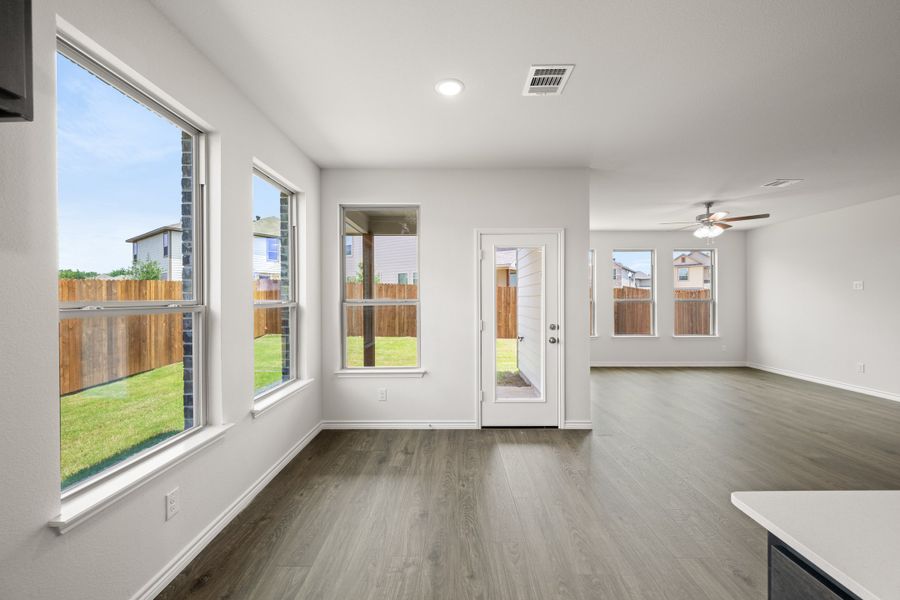 Spacious, unfurnished interior of a new home in Eagle Cove, Denton (Image 15).