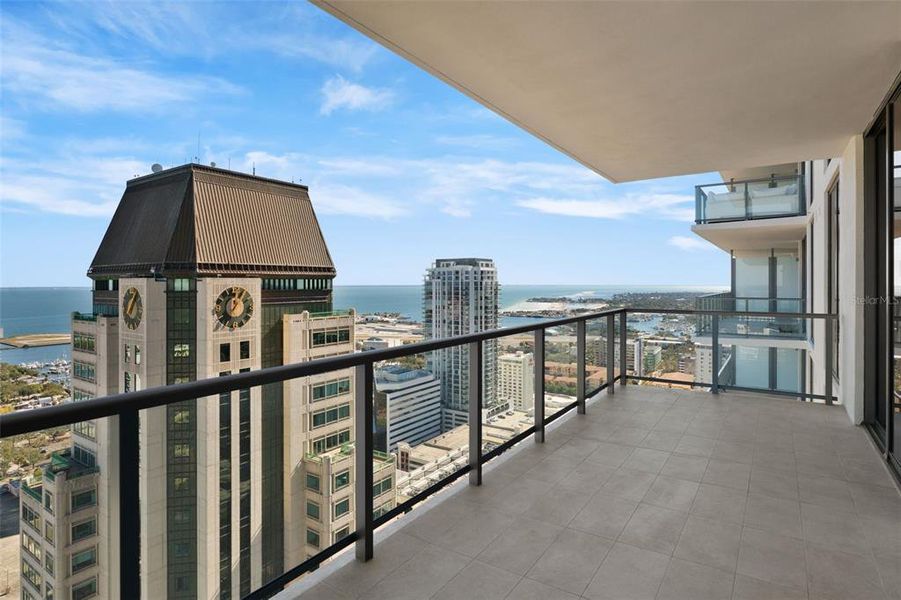 Condo located in St. Petersburg, FL showcasing its design and architecture (Image 3). Condo located in St. Petersburg, FL showcasing its design and architecture (Image 3).