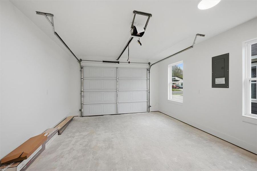 Spacious, unfurnished interior of a new home in , Sherman (Image 21).