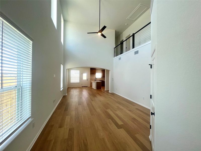 Spacious, unfurnished interior of a new home in Porter Country, Buda (Image 10).