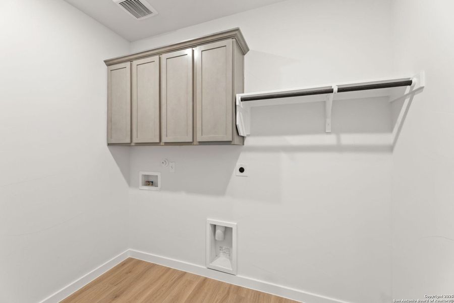 Spacious, unfurnished interior of a new home in Hunter's Ranch, San Antonio (Image 8).