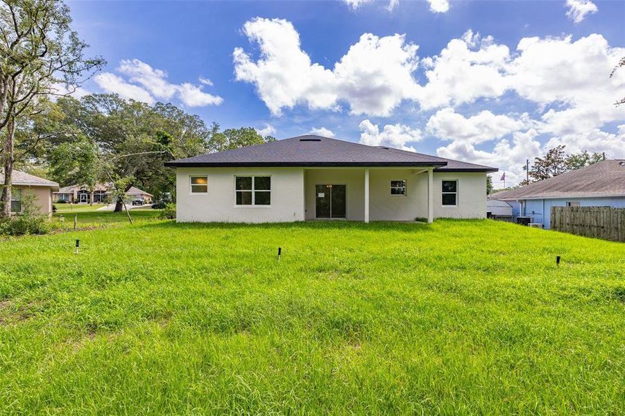Exterior details and patio area of a home in , Dunnellon (Image 33).