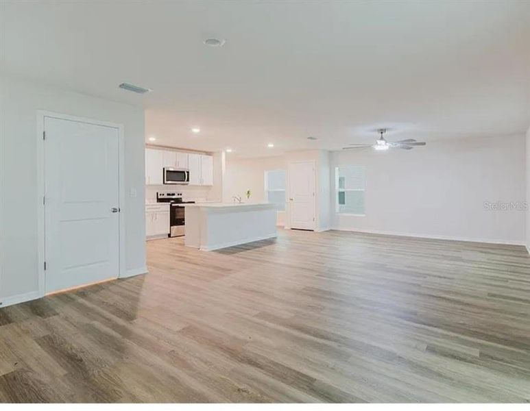 Spacious, unfurnished interior of a new home in Silverstone North, Palmetto (Image 20).
