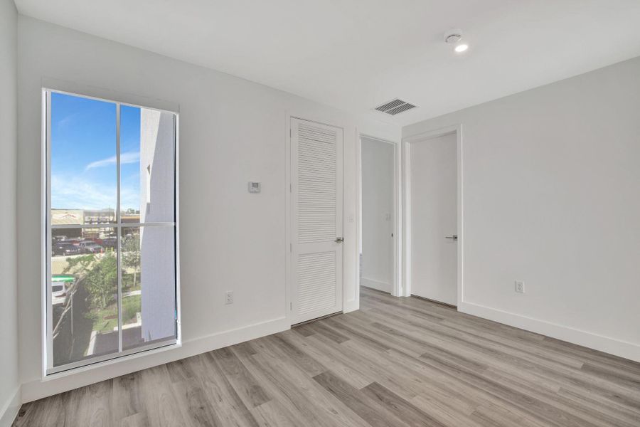 Spacious, unfurnished interior of a new home in , Oakland Park (Image 25).
