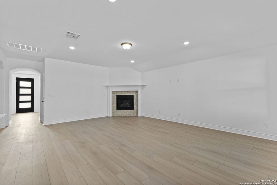 Spacious, unfurnished interior of a new home in Davis Ranch, San Antonio (Image 15).