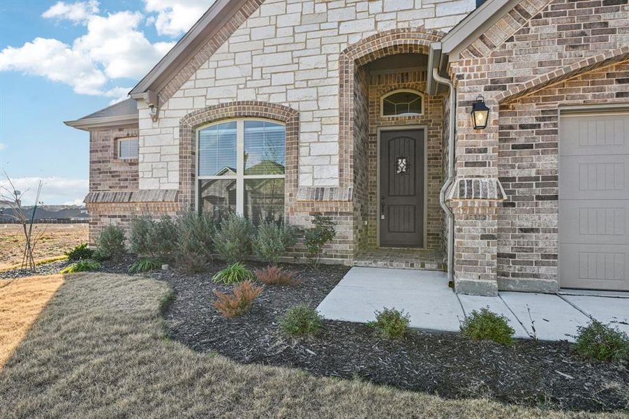Exterior details and patio area of a home in , Alvarado (Image 4).