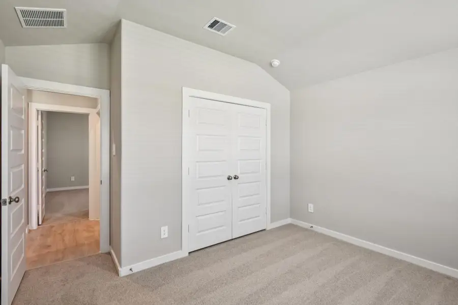 Spacious, unfurnished interior of a new home in Stewart's Ranch, Conroe (Image 32).