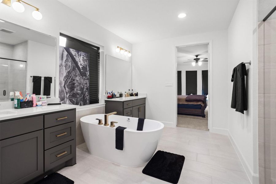 Dual vanities and freestanding soaking tub