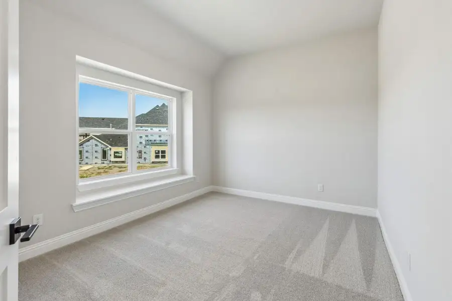 Spacious, unfurnished interior of a new home in Heath Golf & Yacht Club, Heath (Image 19).