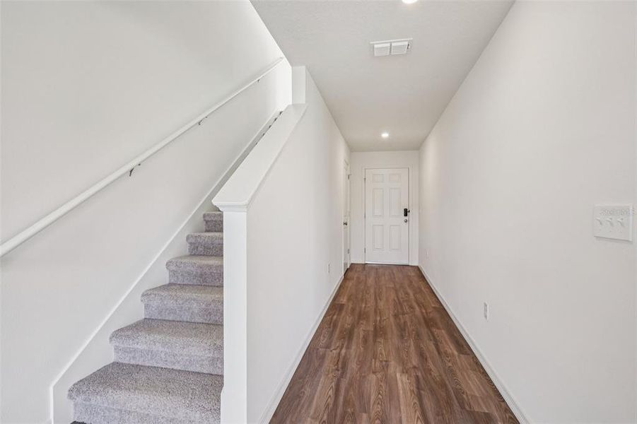 Spacious, unfurnished interior of a new home in Eagle Hammock, Eagle Lake (Image 11).