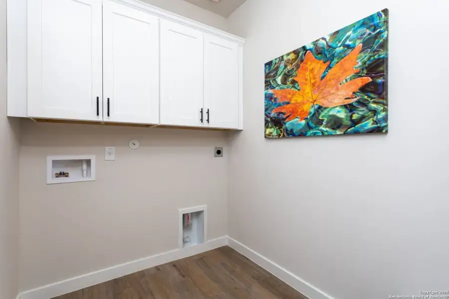 Spacious, unfurnished interior of a new home in Hunters Ranch, San Antonio (Image 18).