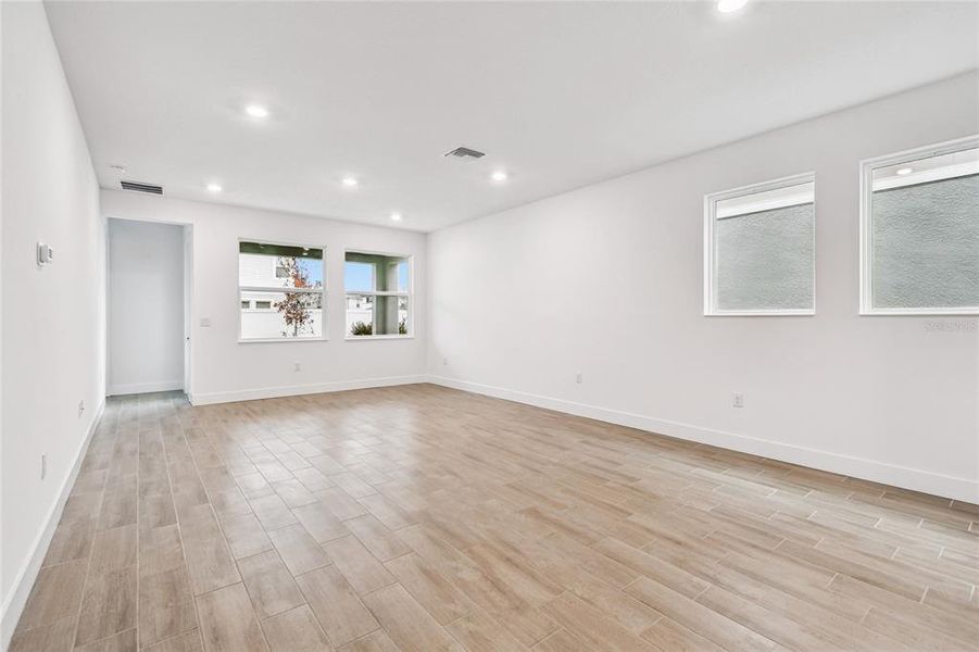 Spacious, unfurnished interior of a new home in Chapel Crossings, Wesley Chapel (Image 19).