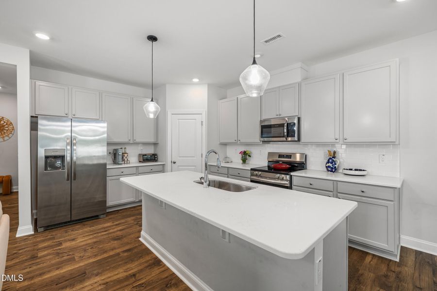 11 -530 barrington row ave, interior, ki