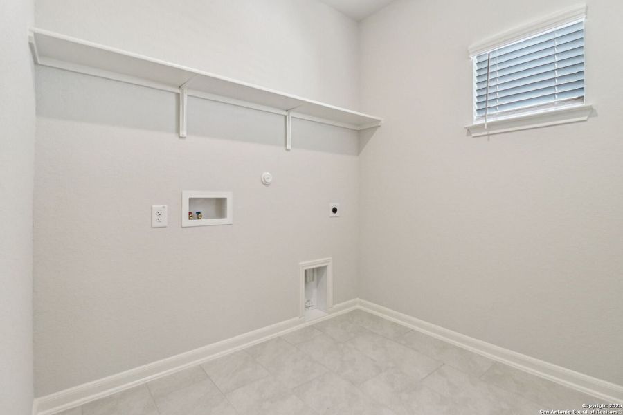 Spacious, unfurnished interior of a new home in Arcadia Ridge - Premier Series, San Antonio (Image 33).