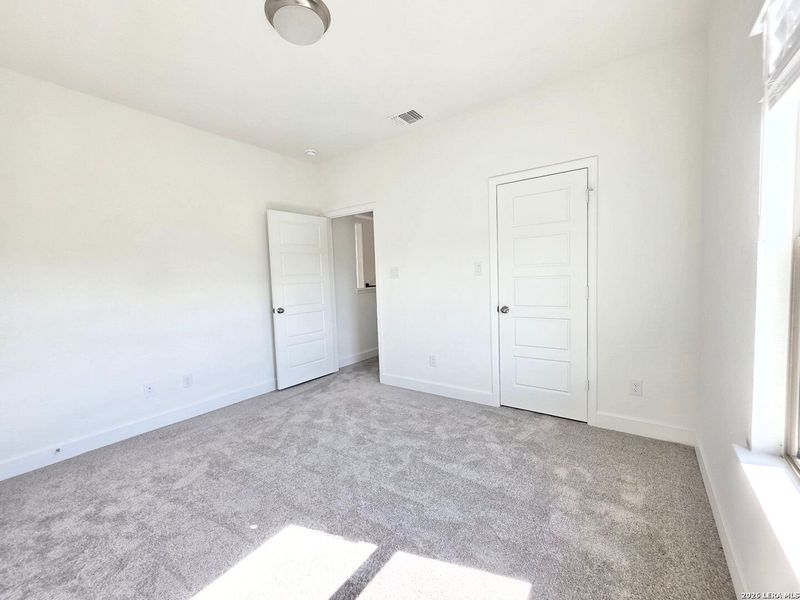 Spacious, unfurnished interior of a new home in Stevens Ranch, San Antonio (Image 17).