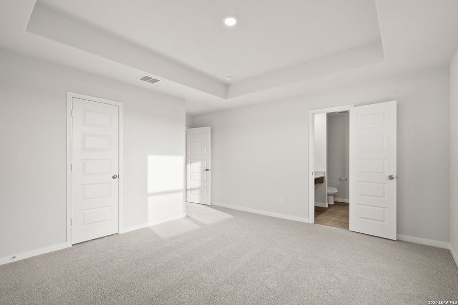 Spacious, unfurnished interior of a new home in Dauer Ranch, New Braunfels (Image 25).