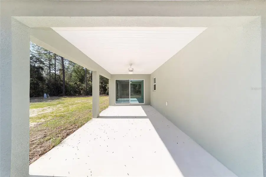 Exterior details and patio area of a home in , Dunnellon (Image 3).