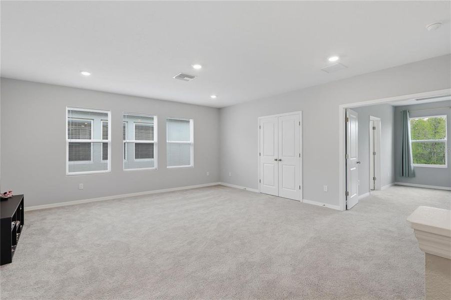Spacious, unfurnished interior of a new home in Deerbrook, Land O' Lakes (Image 24).