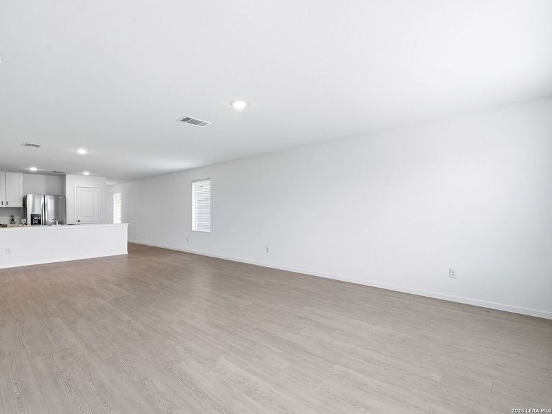 Spacious, unfurnished interior of a new home in Sapphire Grove, San Antonio (Image 13).