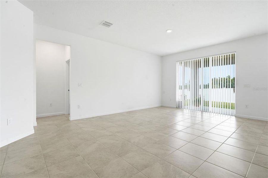 Spacious, unfurnished interior of a new home in , Clermont (Image 20).