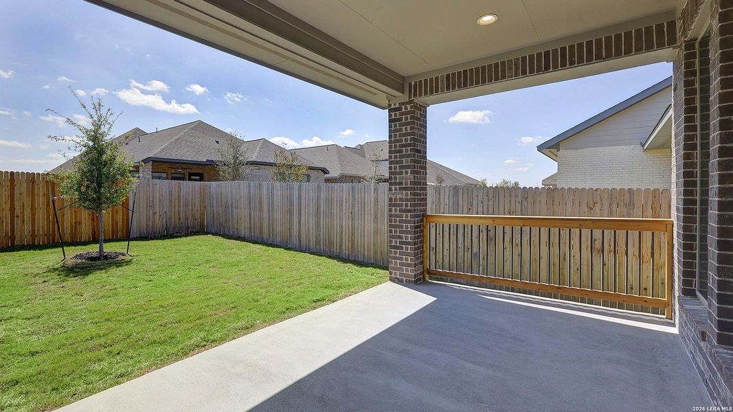 Exterior details and patio area of a home in Arcadia Ridge, San Antonio (Image 4).