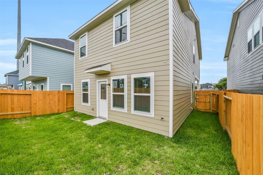 Exterior details and patio area of a home in , Houston (Image 24).
