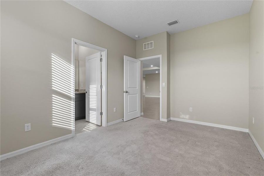 Spacious, unfurnished interior of a new home in , Dade City (Image 32).
