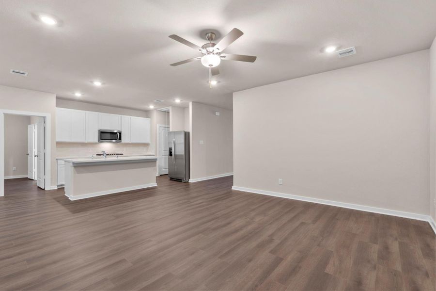 Spacious, unfurnished interior of a new home in Westridge Cove 50', Panorama Village (Image 15).