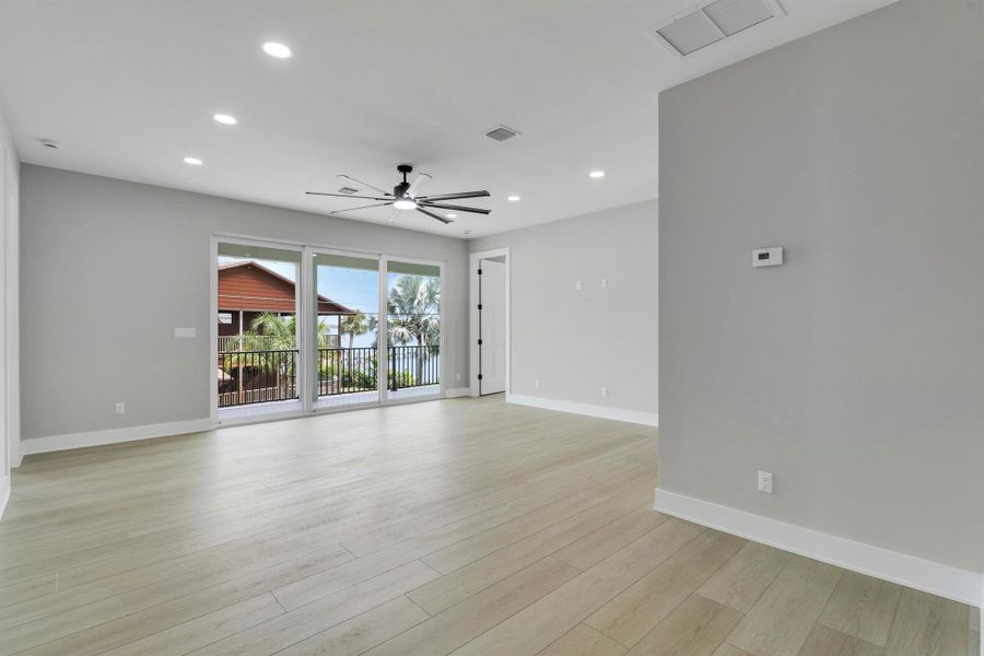 Spacious, unfurnished interior of a new home in , Jensen Beach (Image 50).