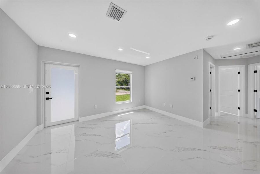 Spacious, unfurnished interior of a new home in , Lehigh Acres (Image 14).