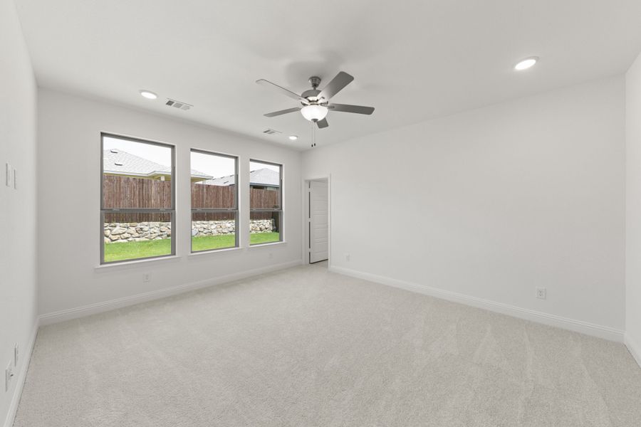 Spacious, unfurnished interior of a new home in Keeneland, Aubrey (Image 24).