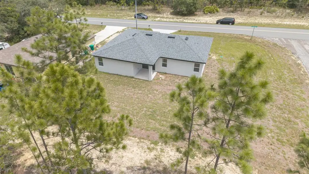 Exterior details and patio area of a home in , Citrus Springs (Image 4).